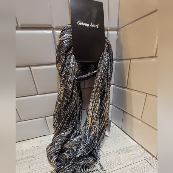 LINDA ANDERSON Women's Oblong  Glittery black, white/ gray scarf .Nwt* - Picture 3 of 5